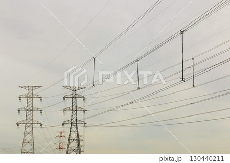 北海道 苫東厚真火力発電所と送電線 北海道 苫東厚真火力発電所と送電線 130440211
