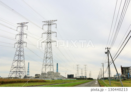 北海道　苫東厚真火力発電所と送電線 130440213