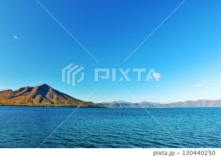 北海道　秋の青空と支笏湖 130440250