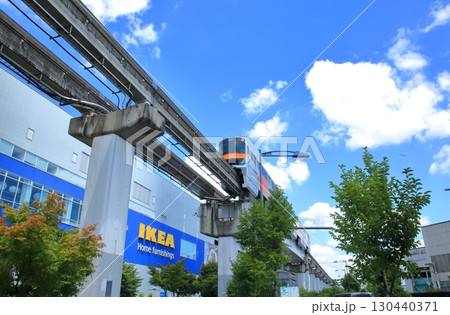 サンサンロードを行く多摩都市モノレール　立川駅 130440371