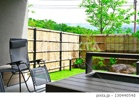 足湯のある庭の景色 足湯のある庭の景色 130440548