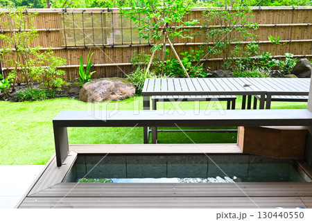 足湯のある庭の景色 130440550