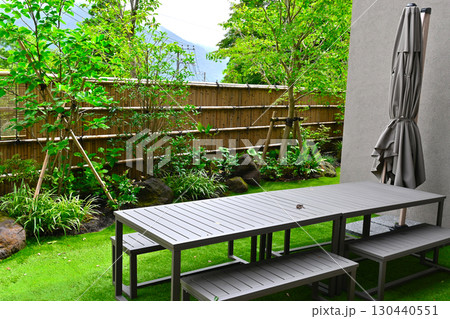 足湯のある庭の景色 130440551