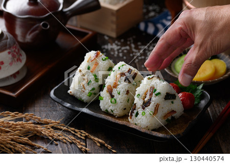 炊きたてご飯で握った鯖入りおにぎり 三角おにぎり 和食の朝食や定食イメージ 130440574