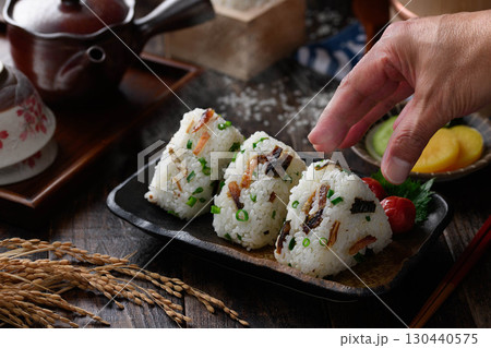 炊きたてご飯で握った鯖入りおにぎり 三角おにぎり 和食の朝食や定食イメージ 130440575