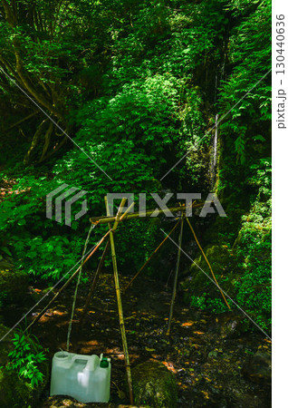 登山途中の水汲み場　安曇野 130440636