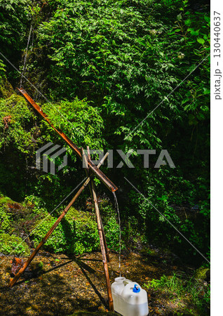 登山途中の水汲み場　安曇野 130440637