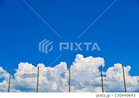 夏の青空と防球ネット 夏の青空と防球ネット 130440643