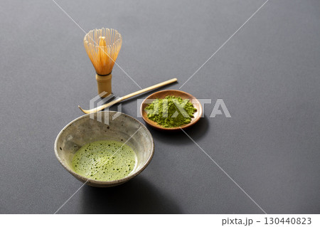 抹茶を点てる　　黒背景の抹茶イメージ 130440823