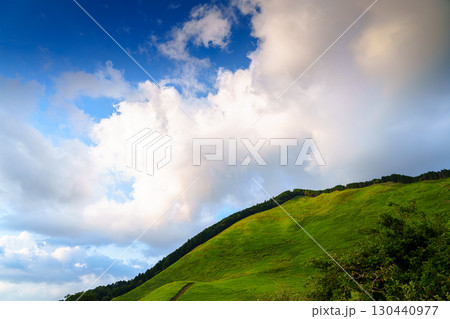 2025年初秋の曾爾高原の夕景　夕焼け雲に縁どられた二本ボソ　山肌の緑と山際の夕焼け雲② 130440977