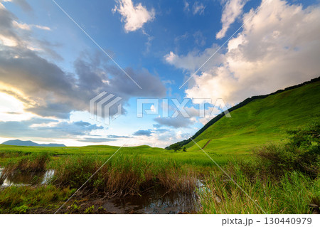 2025年初秋の曾爾高原の夕景　夕焼け雲に縁どられた二本ボソ　僅かに残った水面に映る夕焼け空 130440979