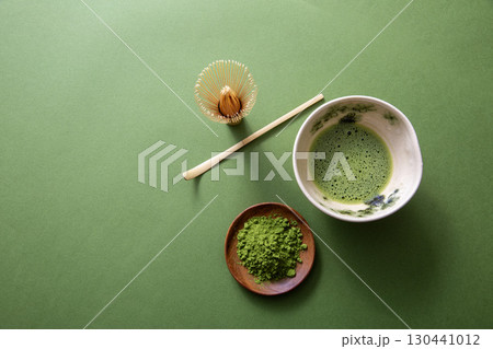 抹茶イメージ　抹茶色の背景で点てた抹茶を撮影 130441012