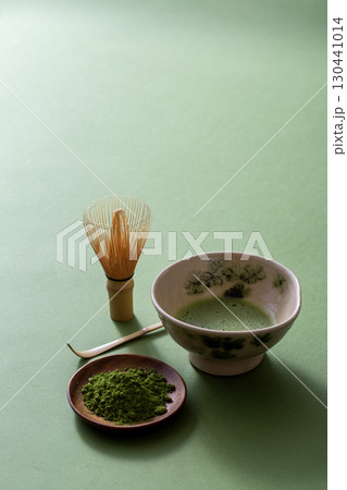 抹茶イメージ　抹茶色の背景で点てた抹茶を撮影 130441014