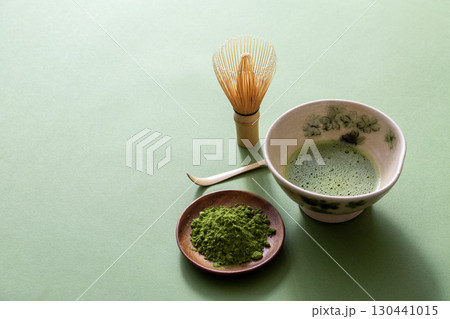 抹茶イメージ　抹茶色の背景で点てた抹茶を撮影 130441015