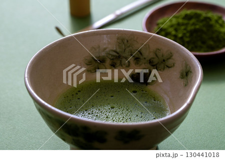 抹茶イメージ　抹茶色の背景で点てた抹茶を撮影 130441018