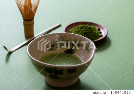 抹茶イメージ　抹茶色の背景で点てた抹茶を撮影 130441019