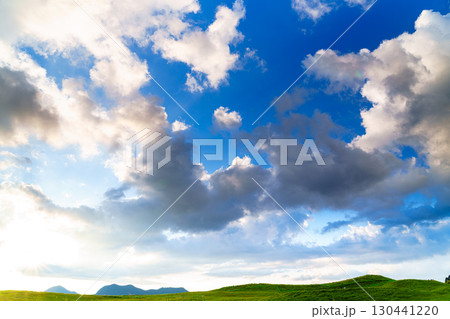 2025年初秋の曾爾高原の夕景　高原上空の広大な空に浮かぶ雲たち 130441220
