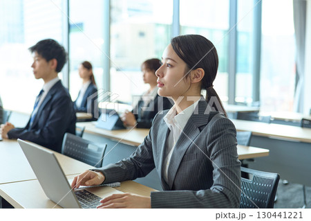 社内研修を受ける人達 130441221