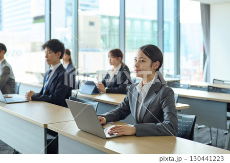 社内研修を受ける人達 130441223