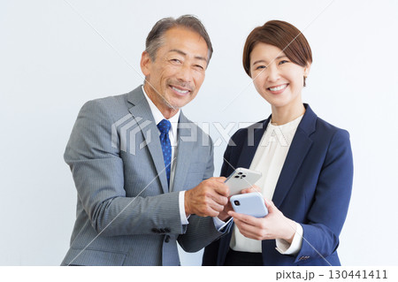 スマホのQRコードをスキャンするビジネスマン上司部下 スマホのQRコードをスキャンするビジネスマン上司部下 130441411