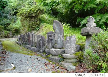 日本:地蔵堂の裏に並ぶ石仏群/神奈川県南足柄市 日本:地蔵堂の裏に並ぶ石仏群/神奈川県南足柄市 130441415