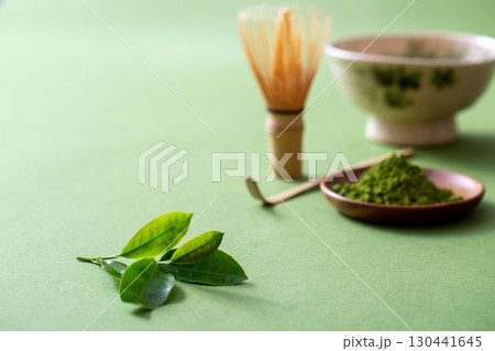 抹茶イメージ　茶葉と茶道具 130441645