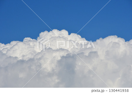 青空と白い雲、夏の雲 青空と白い雲、夏の雲 130441938