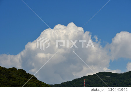 青空と白い雲、夏の雲 青空と白い雲、夏の雲 130441942