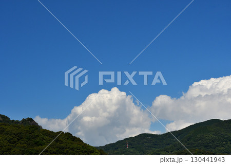 青空と白い雲、夏の雲 130441943
