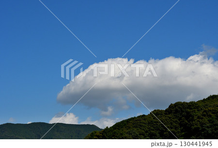 青空と白い雲、夏の雲 130441945