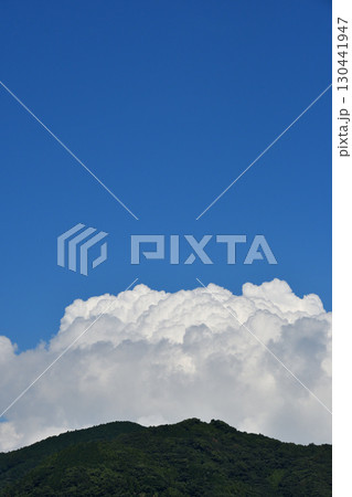 青空と白い雲、夏の雲 130441947