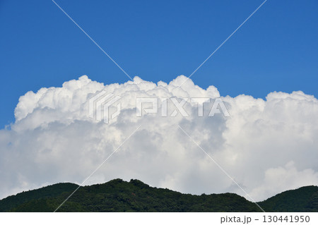 青空と白い雲、夏の雲 130441950