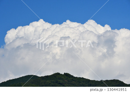 青空と白い雲、夏の雲 青空と白い雲、夏の雲 130441951