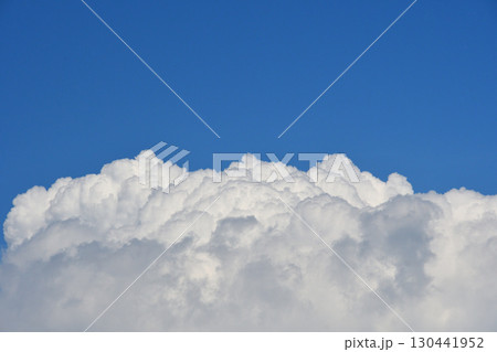 青空と白い雲、夏の雲 130441952