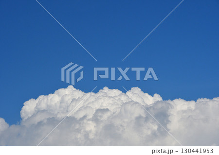 青空と白い雲、夏の雲 130441953