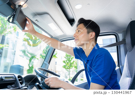 トラックを運転する男性ドライバー 130441967