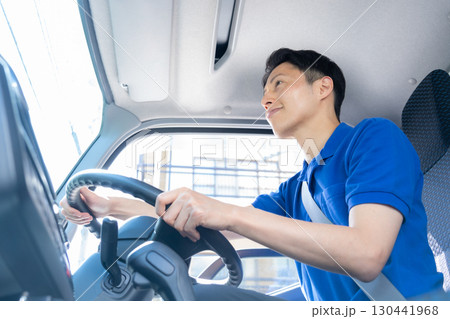 トラックを運転する男性ドライバー トラックを運転する男性ドライバー 130441968
