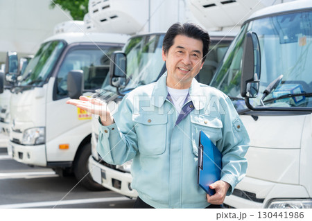 シニアのトラックドライバー 130441986