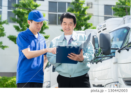 運送会社で男性ドライバーと会議をするマネージャー 130442003