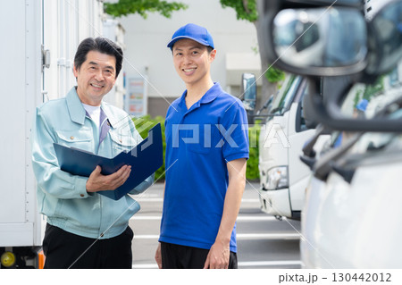 運送会社で男性ドライバーと会議をするマネージャー 130442012