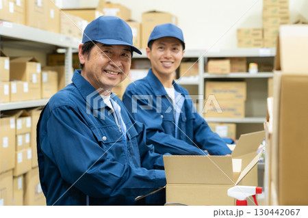 倉庫で働く男性作業員 130442067