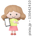 3Dのスマホを指差す女の子のイラスト 130442410