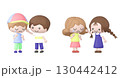 3dの泣いている子を励ます子どものイラスト 130442412