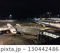 出発を待つ飛行機 130442486