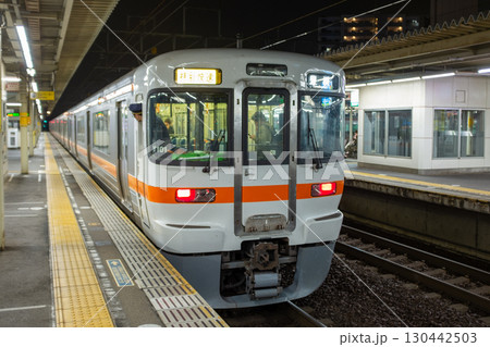 発車を待つ、特急しなの 130442503