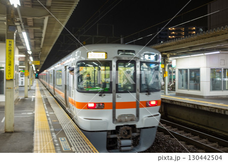 夜の駅に停車する中央線 130442504