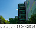 緑のあるマンションの風景 130442516