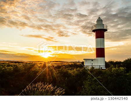 岬に沈む夕陽 130442540