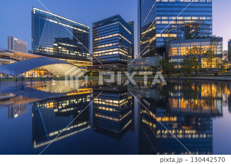 大阪駅前 うめきたの超高層ビル群と美しい夜景 大阪駅前 うめきたの超高層ビル群と美しい夜景 130442570