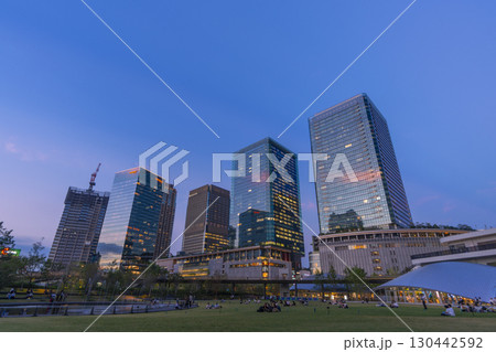 大阪駅前 うめきたの超高層ビル群と美しい夕景 130442592